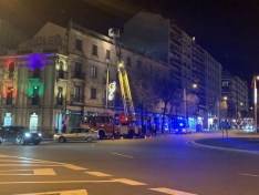 Actuación de los bomberos en la Plaza de España por una fuga de agua
